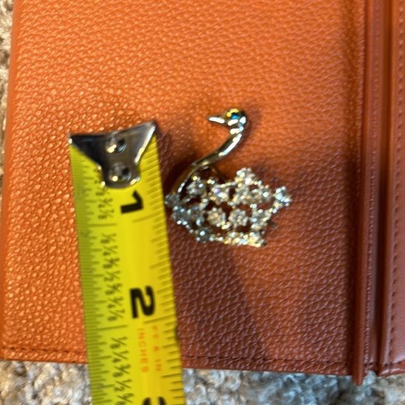 Vintage Swan Brooch  emerald eye  Rhinestone Gold Tone 60s Retro - Picture 3 of 6